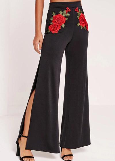 Calça Flare Bordada Floral Com Fenda Lateral