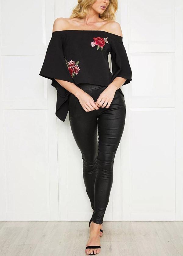Blusa Ombro a Ombro Bordado Floral e Manga Flare