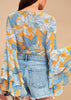 Cropped Estampado de Amarrar Manga Flare