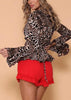 Blusa Onça Manga Flare com Babado
