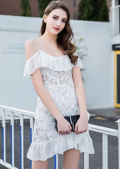 Vestido Curto de Renda com Babado