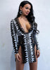 Vestido Justo Curto Decotado com Fenda