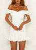 Vestido Curto Ombro Caído com Babado na Barra