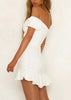 Vestido Curto Ombro Caído com Babado na Barra