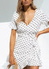 Vestido Transpassado Curto de Poá com Babado