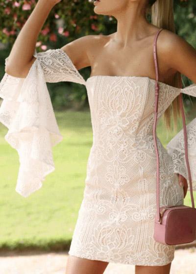 Vestido Curto de Renda Manga Flare Ombro de Fora