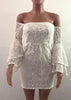 Vestido Curto de Renda Manga Flare Ombro de Fora
