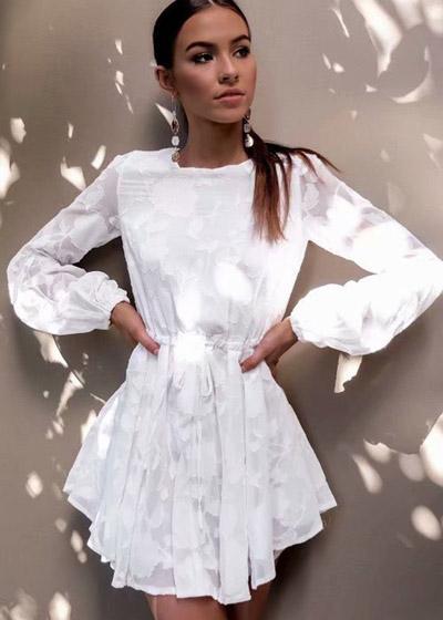 Vestido de Festa Branco Curto Rodado Manga Longa