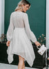 Vestido Curto Branco com Corte Assimetrico