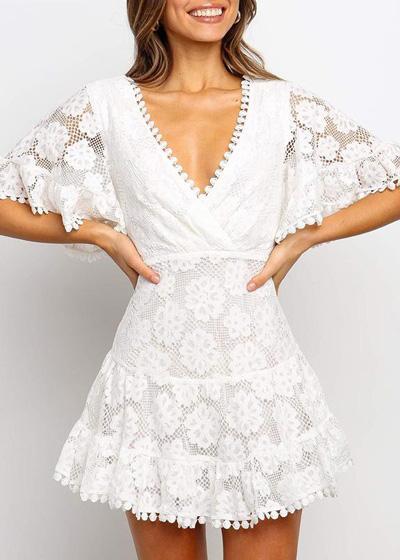 Vestido Branco Curto Rodado Renda Manga Flare