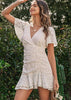 Vestido Curto Renda Branco Manga Flare com Babado