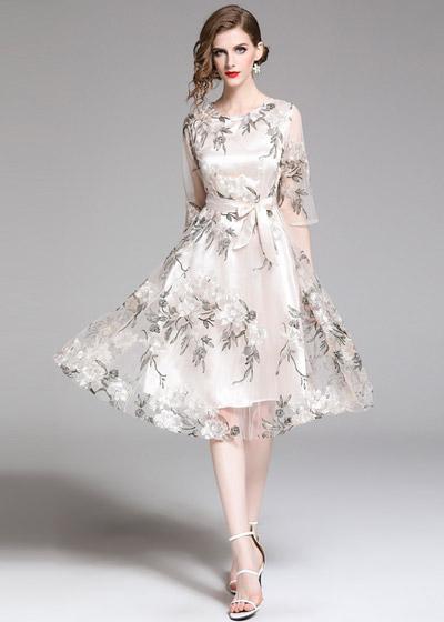 Vestido de Tule Bordado com Amarração na Cintura