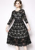 Vestido Midi de Renda Preta Decote Redondo