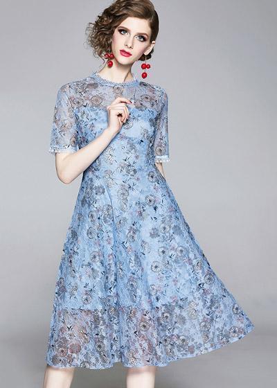 Vestido de Renda Azul Claro Midi Manga Curta