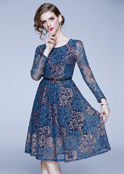 Vestido de Renda Evasê com Cinto